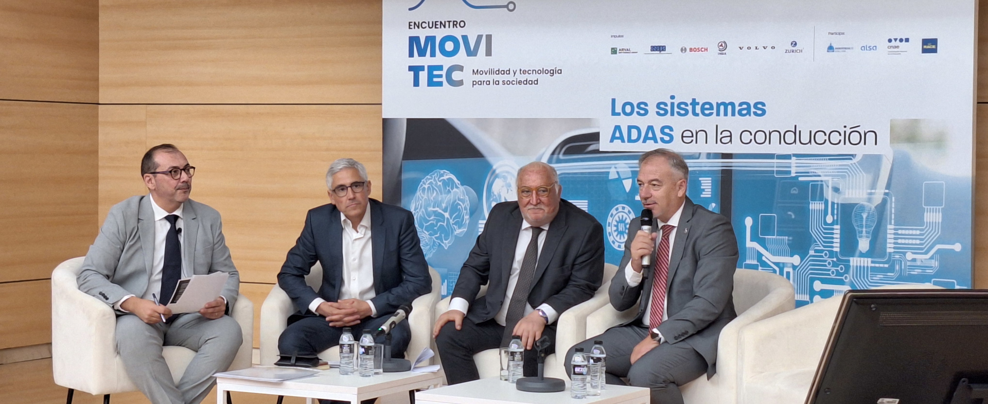 Cuatro miembros del encuentro sentados en sillas