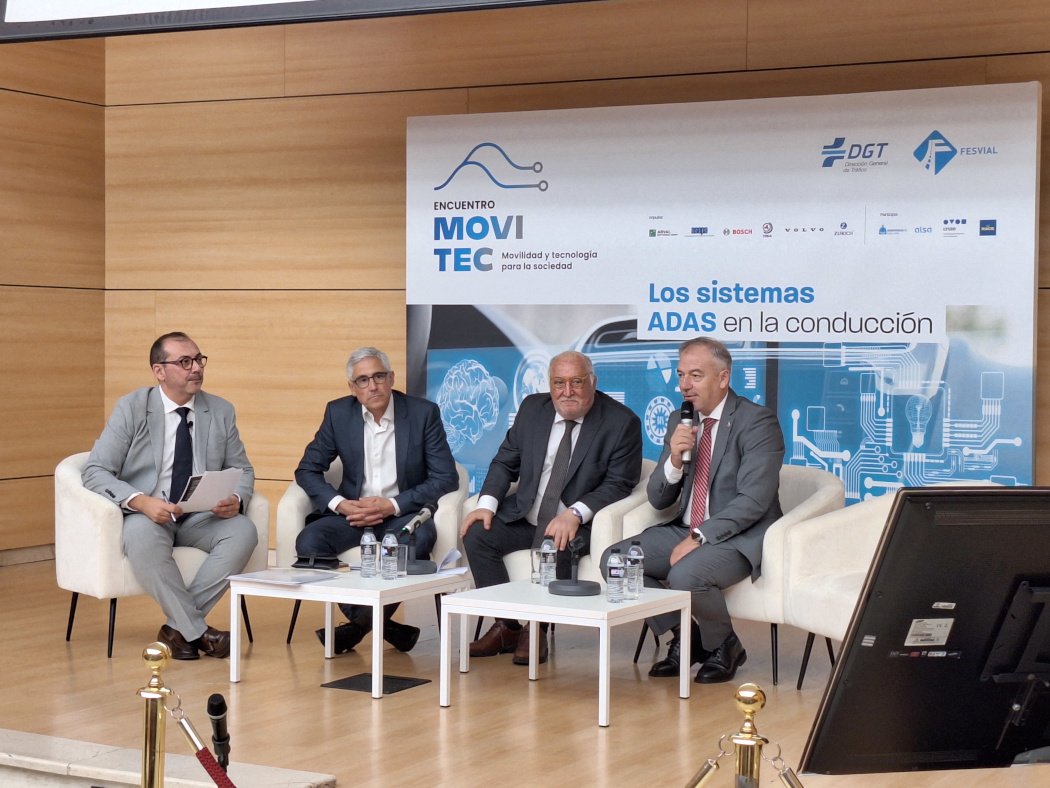 Cuatro miembros del encuentro sentados en sillas