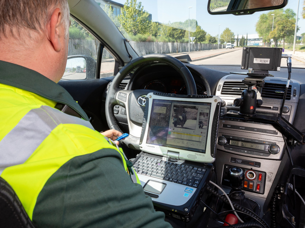 Guardia civil mirando una pantalla