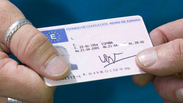 El Gobierno aprueba el reconocimiento recíproco y el canje de los permisos de conducir entre España y Reino Unido
