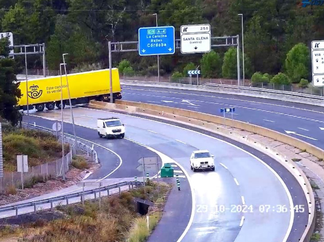 Autopista con camión accidentado