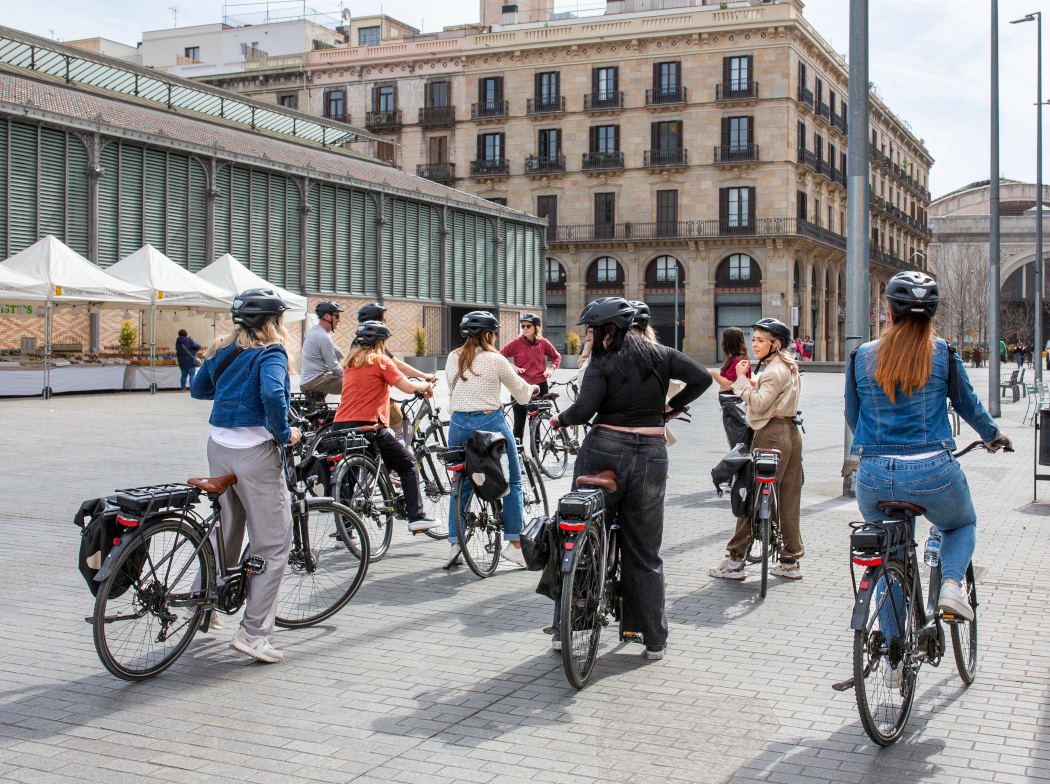 Ciclistas montando en bicicleta