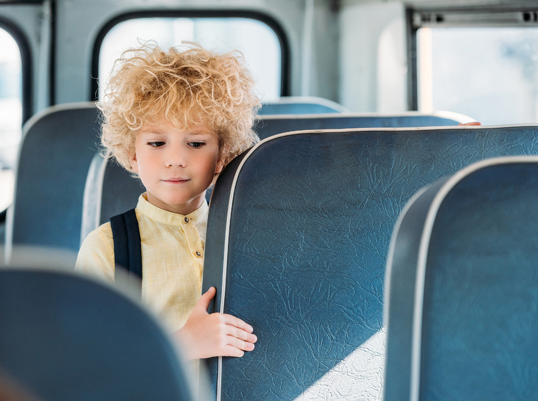 Niño en un autobús