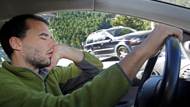 Sueño + conducción: pesadilla en la carretera