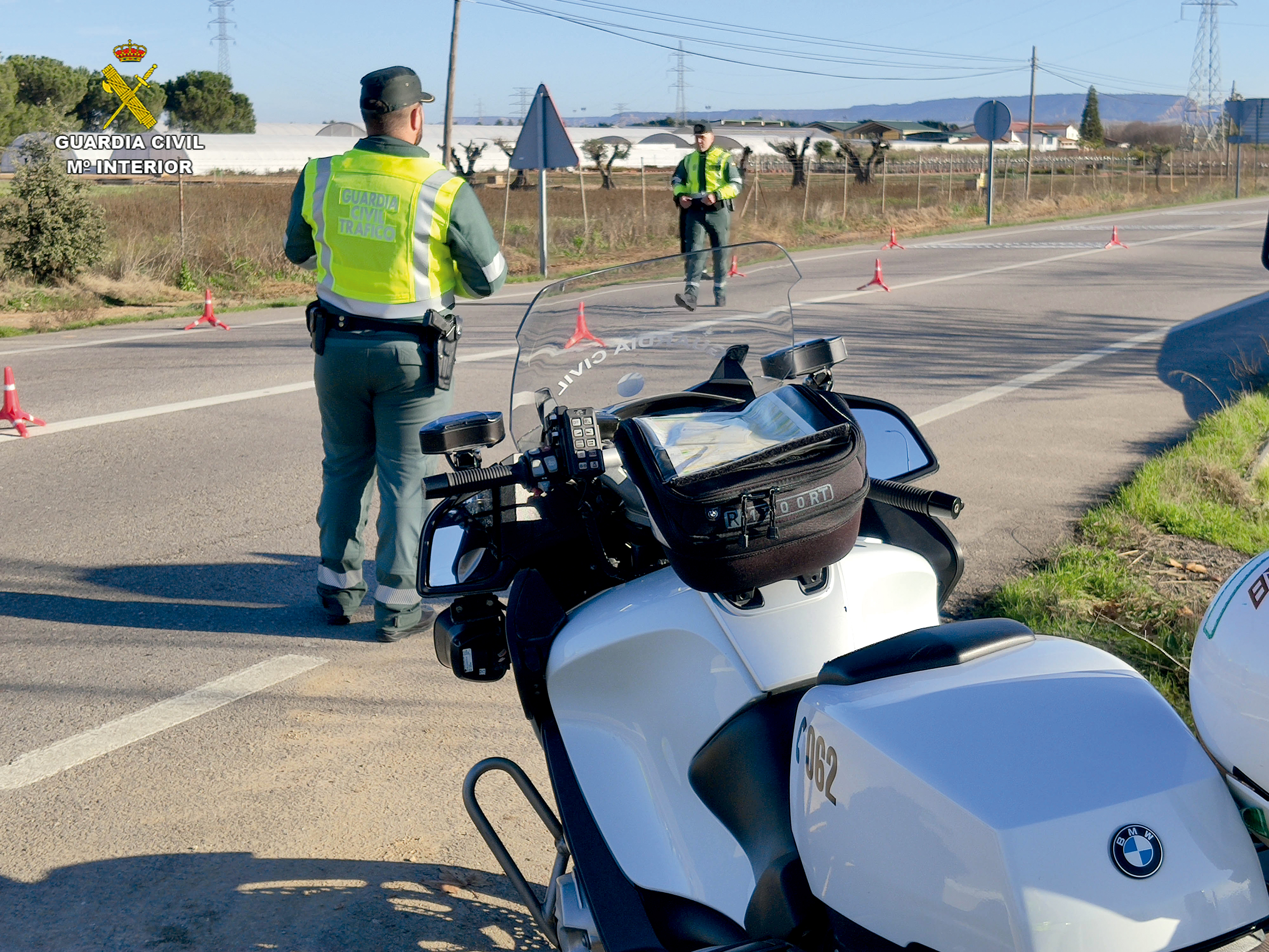 Guardia Civil parado en carretera