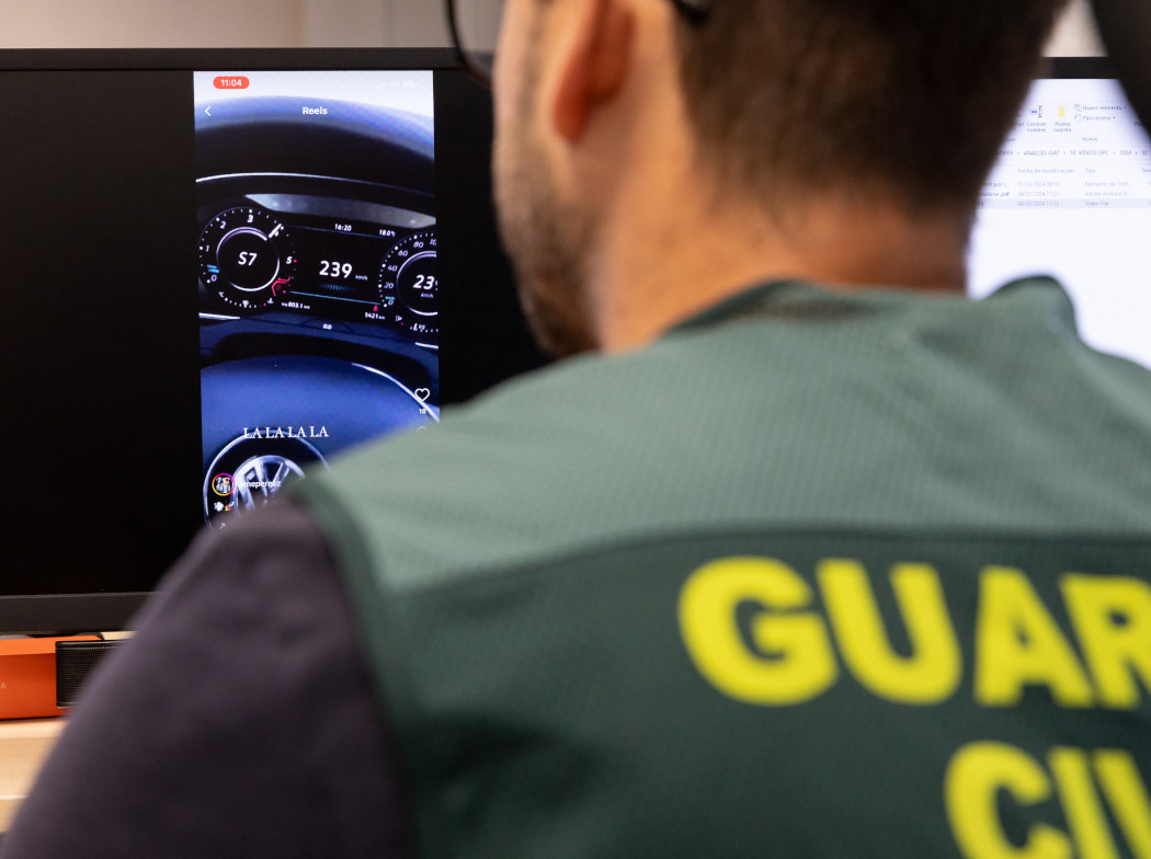 Guardia Civil de espaldas mirando un vídeo Guardia Civil de espaldas mirando un vídeo
