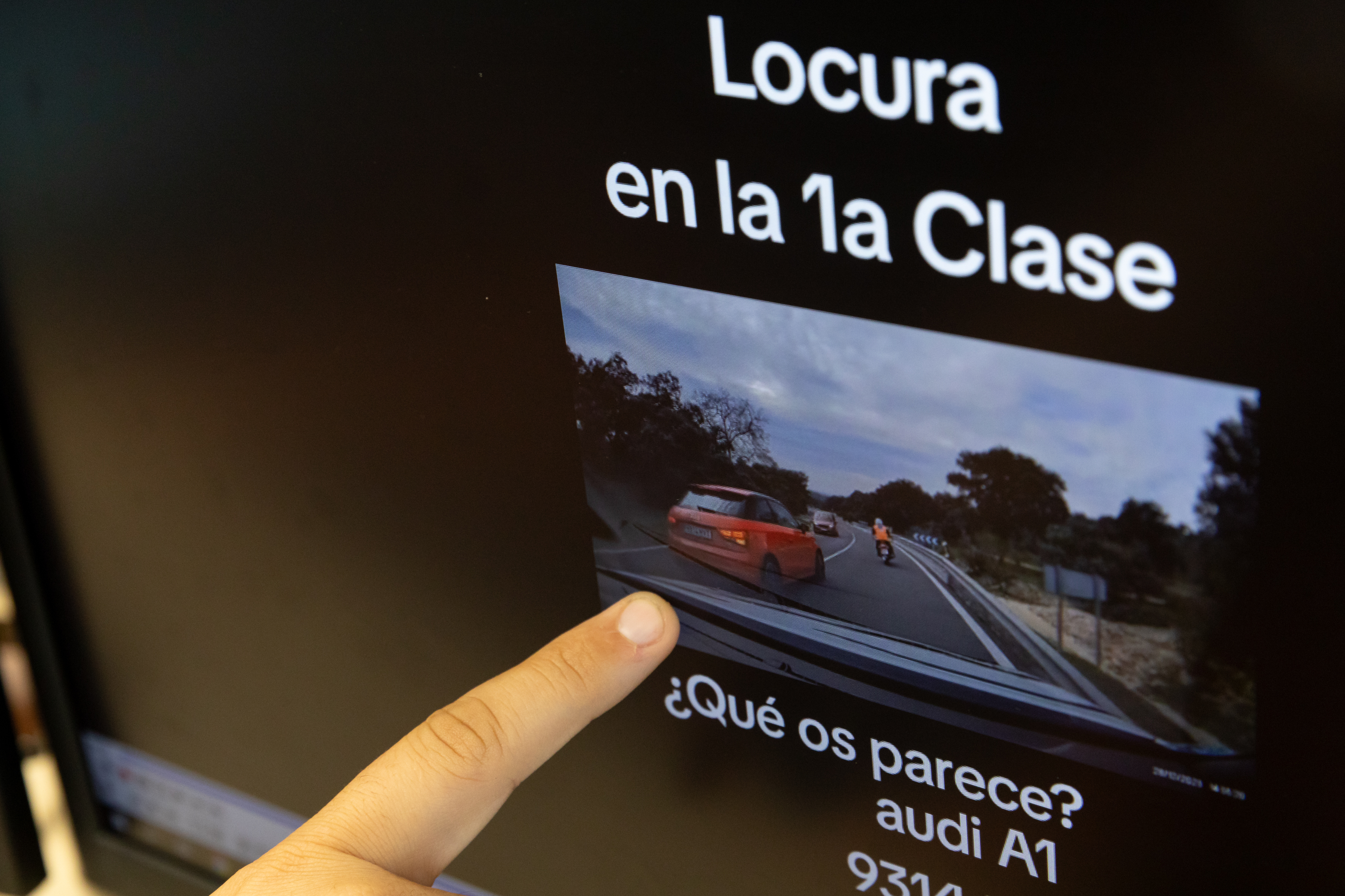 Dedo señalando una pantalla mostrando un vídeo Dedo señalando una pantalla mostrando un vídeo