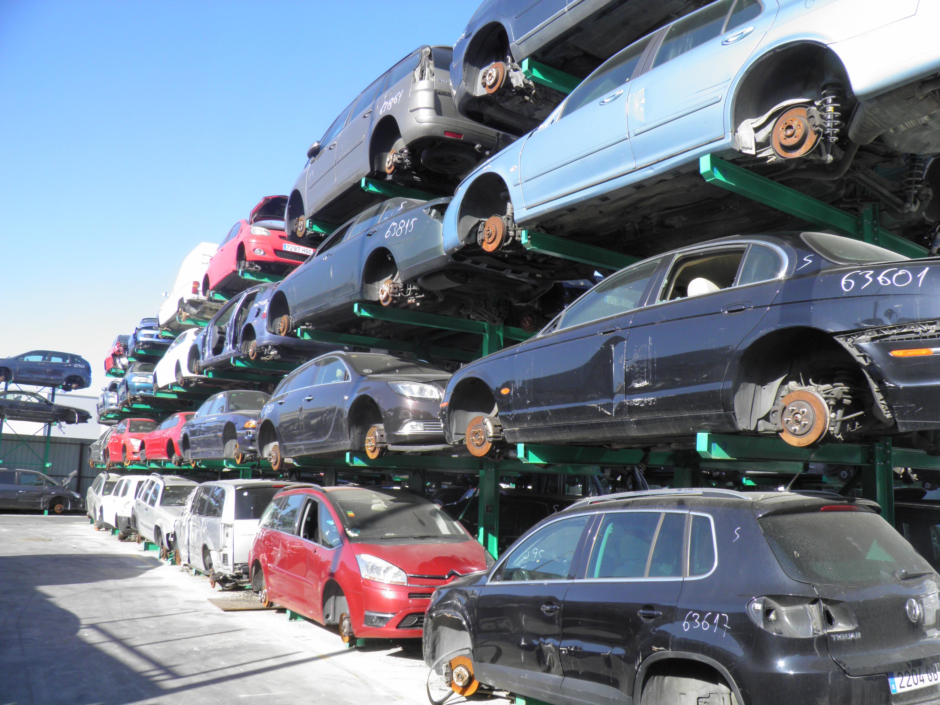 Hilera de coches apilados uno encima de otro