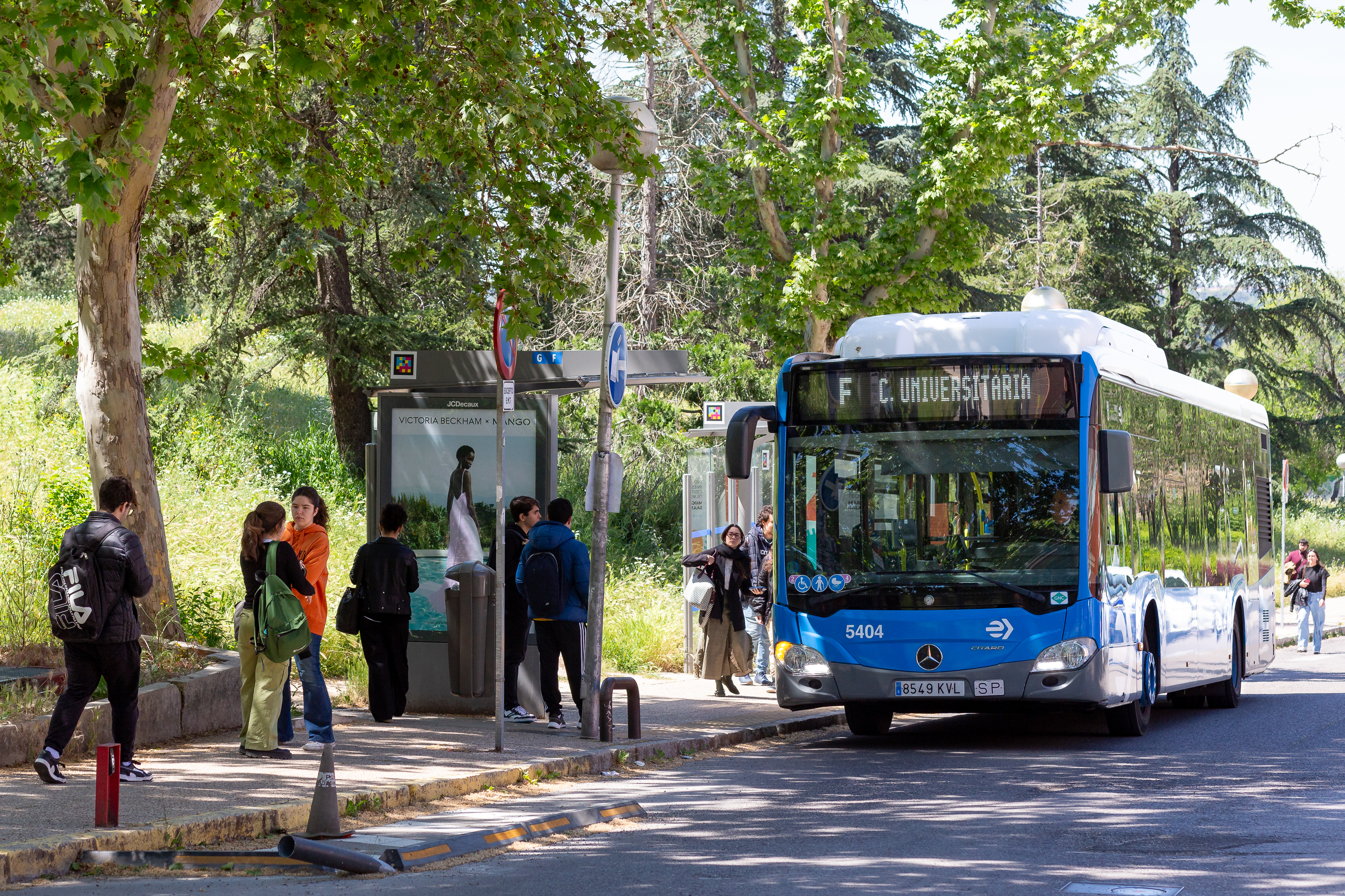 Para de autobús en la calle