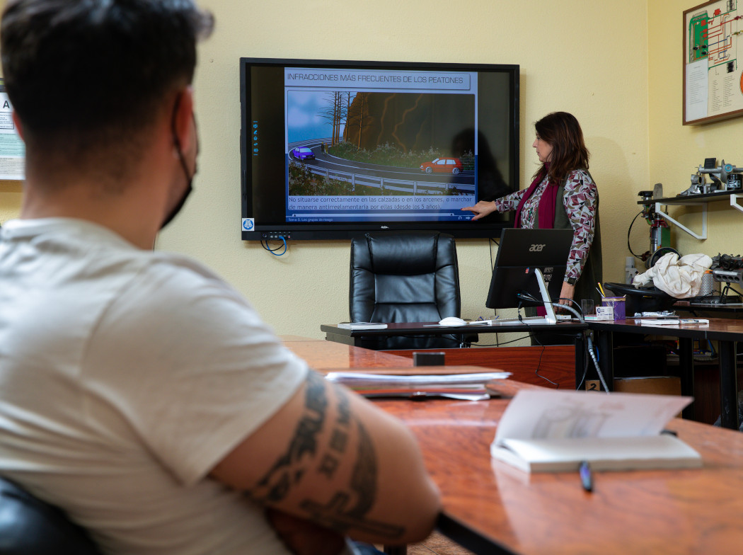 Profesora dando clase a un alumno
