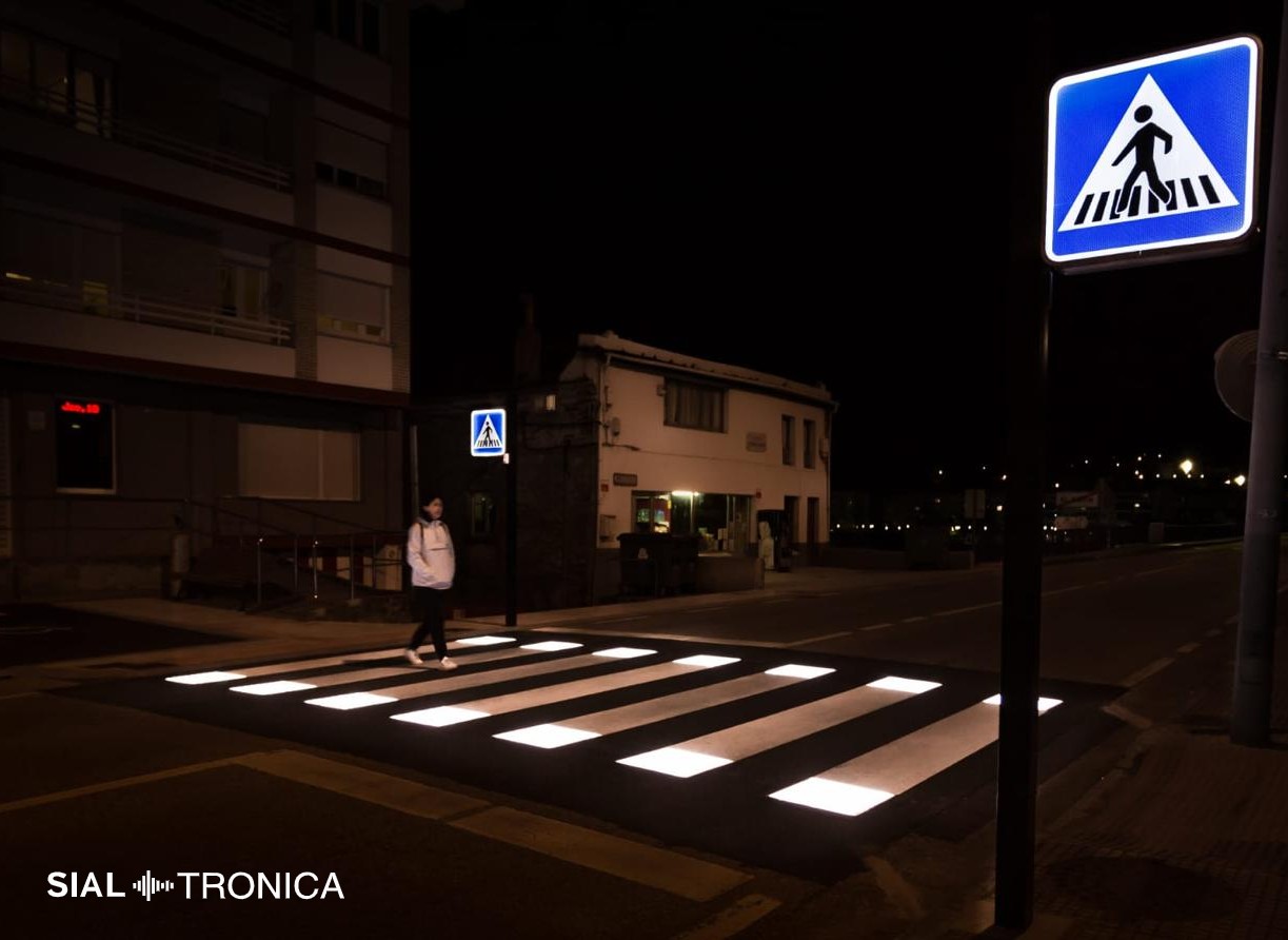 Paso de peatones iluminado por la noche