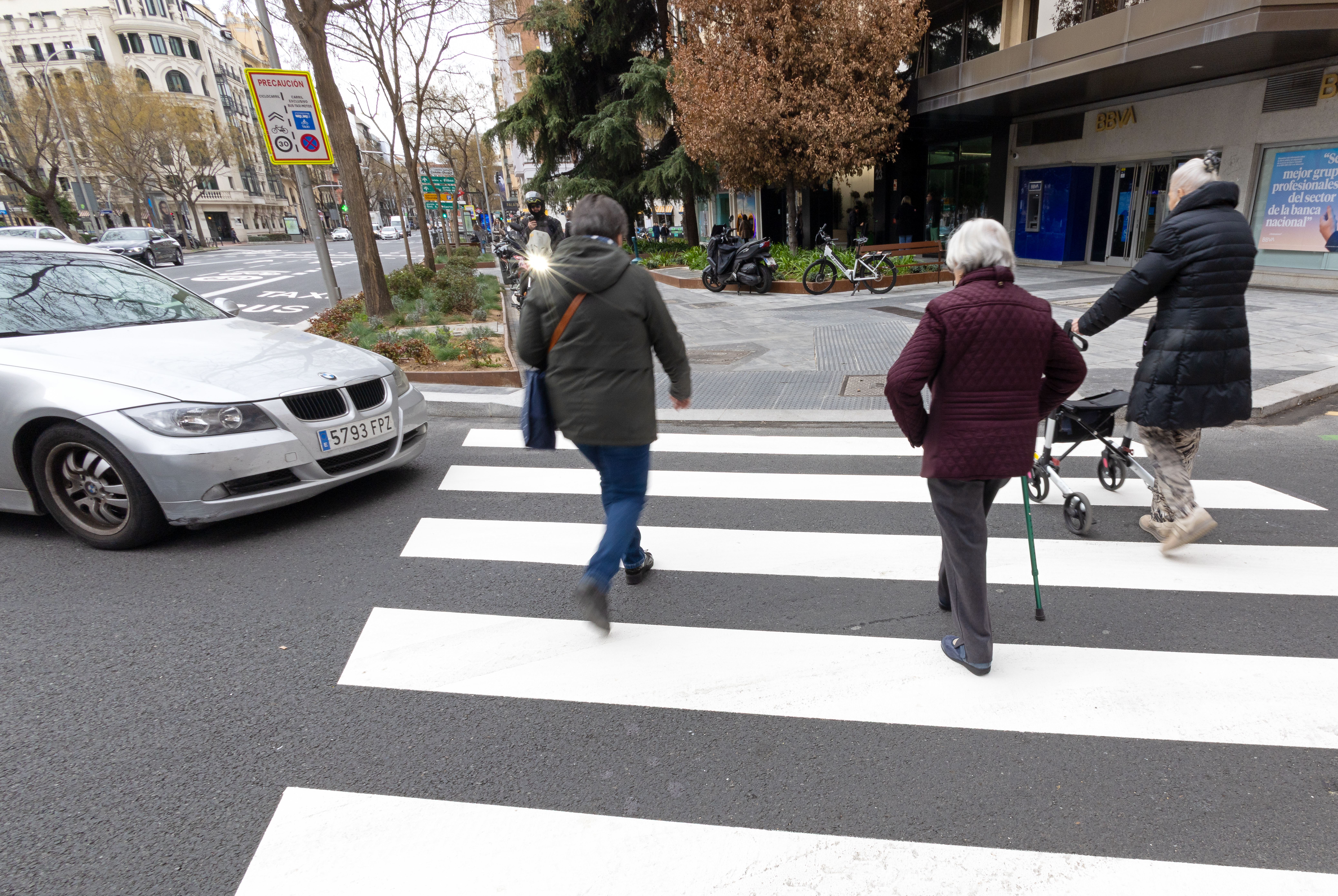 Señores mayores cruzando paso de peatones