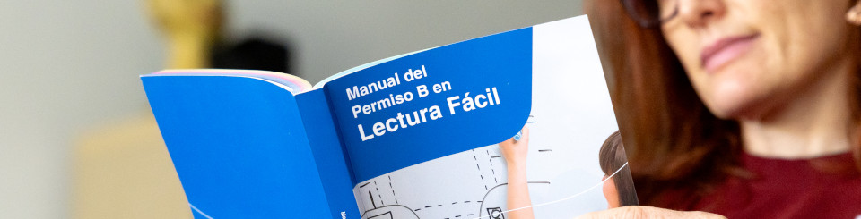 Mujer leyendo el Manual del permiso b en lectura fácil