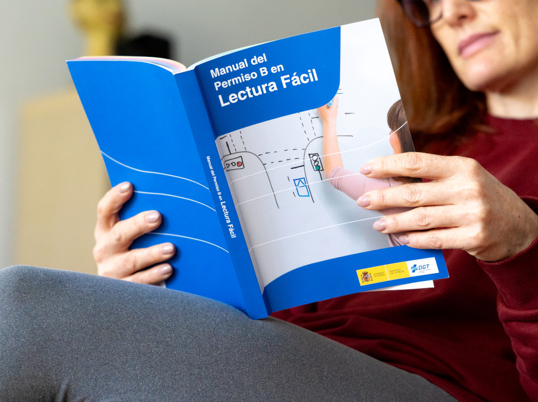 Mujer leyendo el Manual del permiso b en lectura fácil