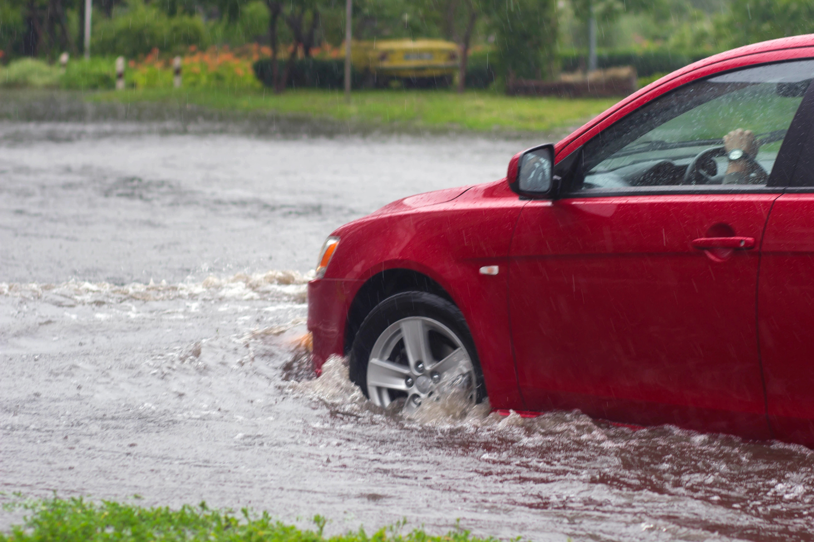 Carretera con coche inundada