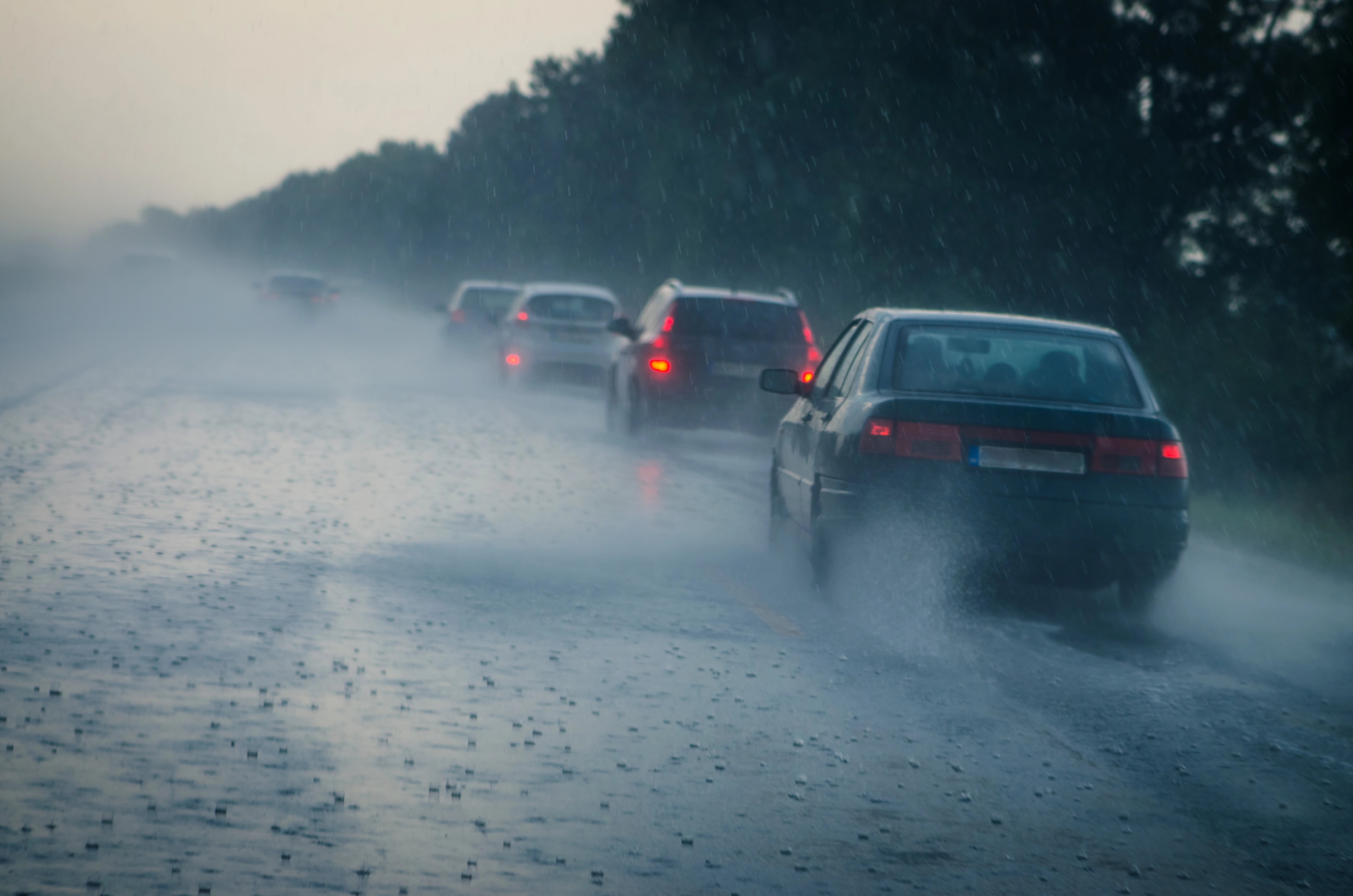Carretera mojada con coches 