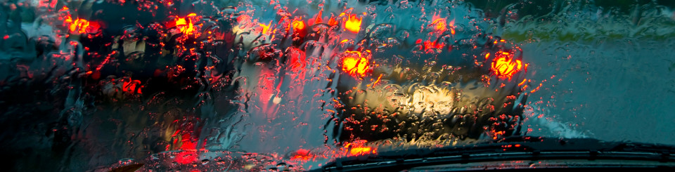 Visión borrosa desde el interior de un coche por lluvia