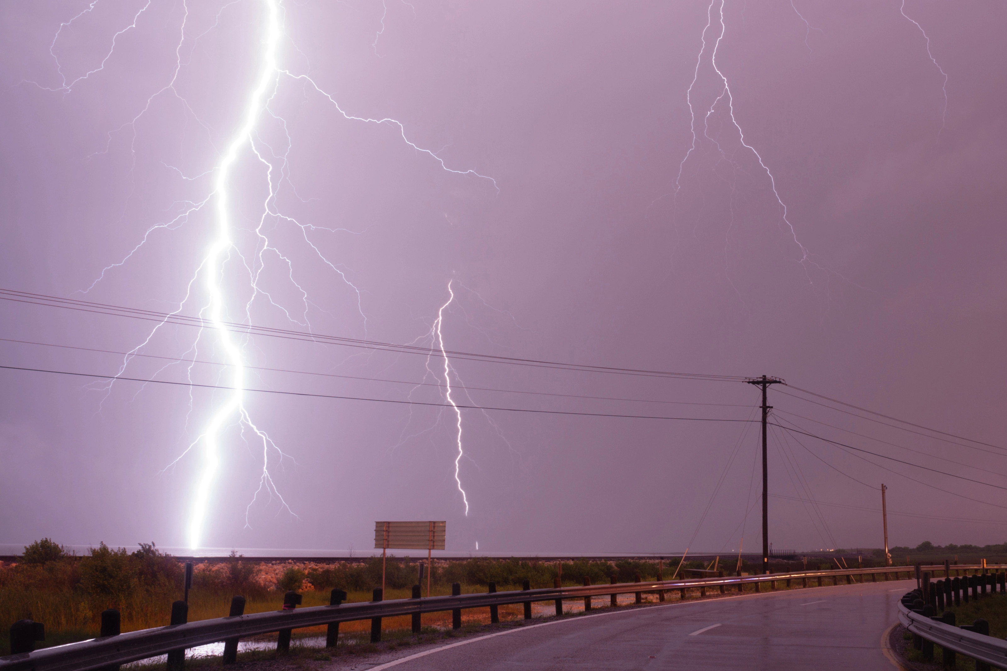 Relámpago cayendo al fondo de una carretera